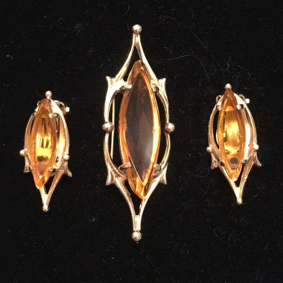 Whiting & Davis Company Brooch and Matching Clip On Earrings. - Picture 2 of 4